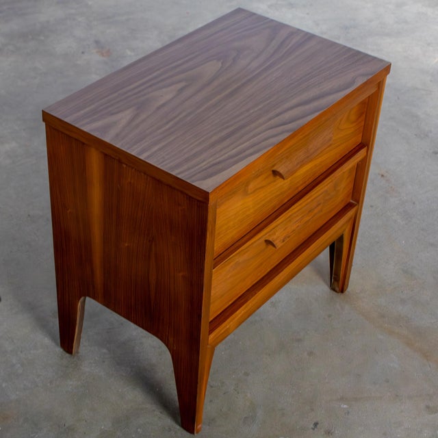 Johnson Carper Mid-20th Century MCM Nightstand Side or End Table Attributed to Johnson Carper Fashion Trend Line For Sale - Image 4 of 17