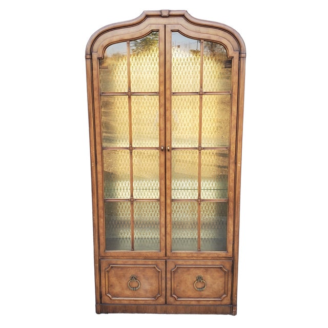 Mastercraft 1970s Mastercraft Lighted Vitrine Curio China Display Vitrine Cabinet in Hollywood Regency For Sale - Image 4 of 12