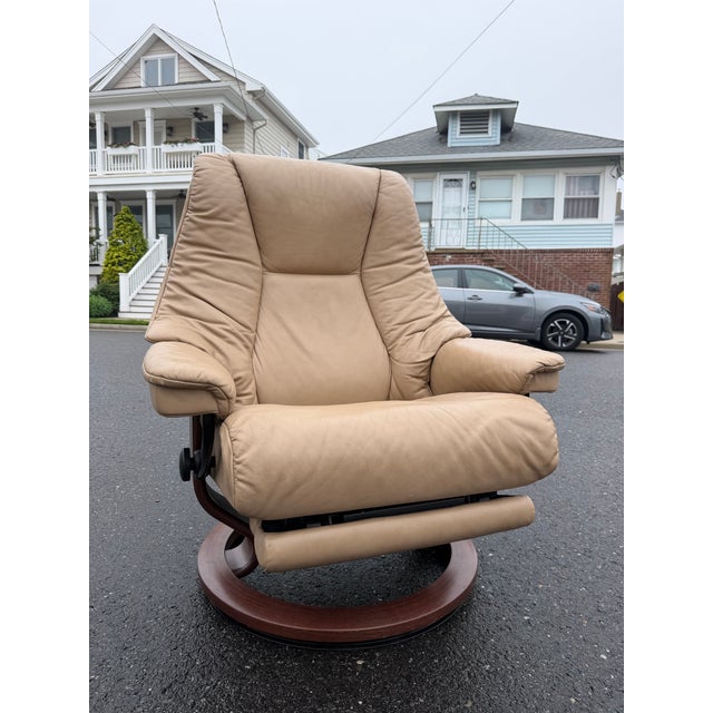 A nearly perfect conditioned Ekornes Stressless electric recliner. The chair is upholstered in a well kept beige leather....