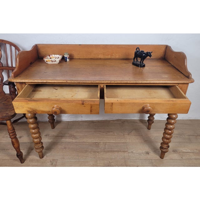 This beautiful Victorian pine kitchen table would add a wonderful country, farmhouse charm to the interior home décor....