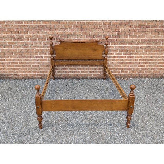 This mid-20th-century Early American Colonial full-size cannonball bed frame is expertly crafted from high-quality solid...