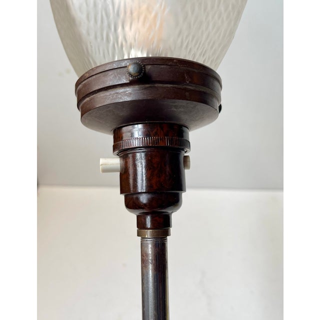 1930s Art Deco Jewelers Streamline Table Lamp in Striped Glass with Bakelite and Aluminum, 1930s For Sale - Image 5 of 16