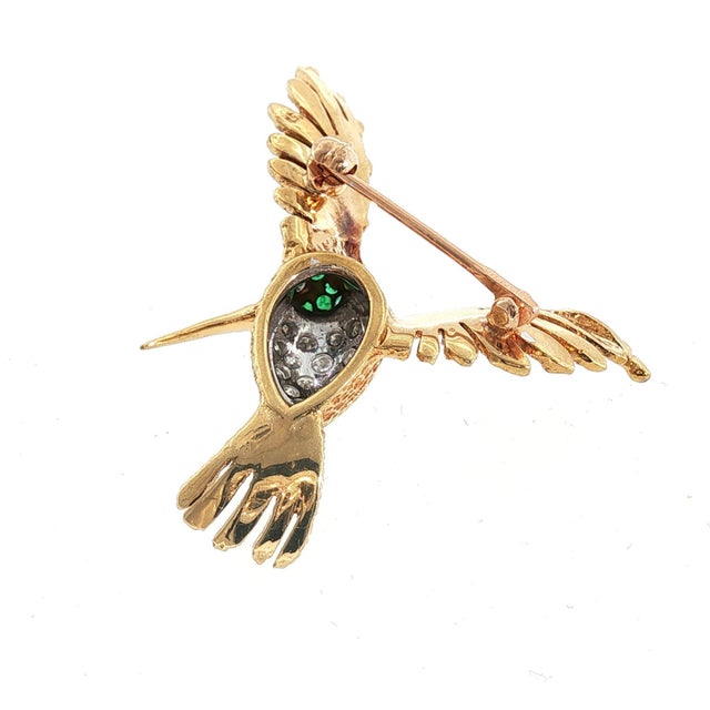 Mid-Century 18k Yellow Gold Emerald and Diamond Hummingbird Pin For Sale - Image 4 of 6