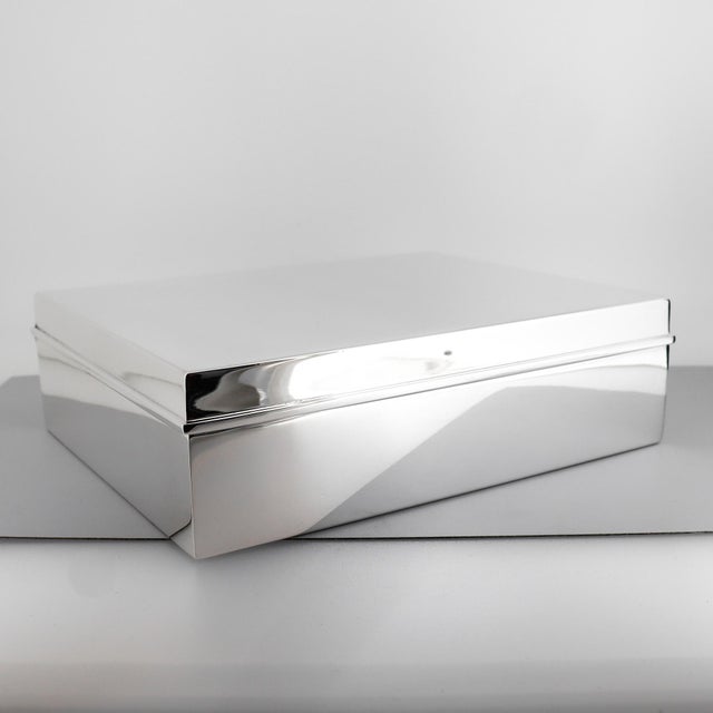 A fine signed silver table box. By Tiffany & Co. In sterling silver. Marked to the base. Simply wonderful Tiffany design!...