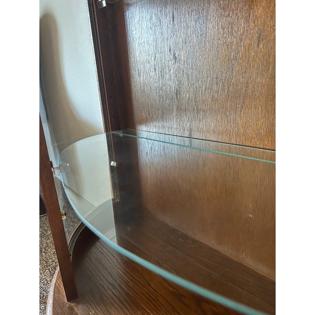 1990s Vintage Petite Oak Curved Glass Curio Cabinet – 1990s For Sale - Image 5 of 12