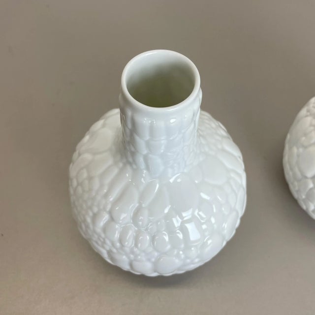 German Op Art Biscuit Porcelain Vases from Ak Kaiser, 1970s, Set of 2 For Sale - Image 6 of 15