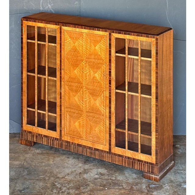 Early 20th Century Art Deco Bookcase or Display Cabinet With Parquetry Inlay by Heal's of London For Sale - Image 5 of 12