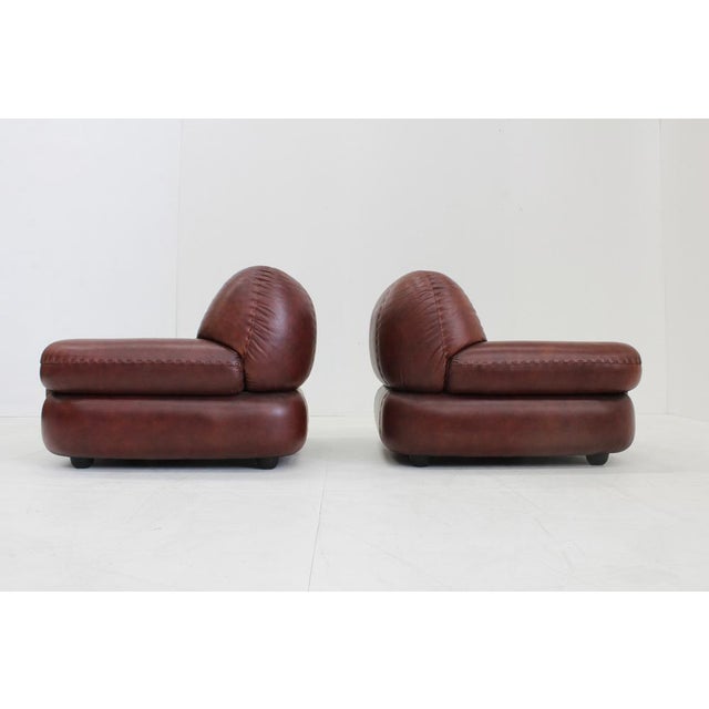 Set Vintage Italian Burgundy Lounge Chairs by Sapporo for Mobil Girgi, 1970s, Set of 2 For Sale - Image 4 of 11