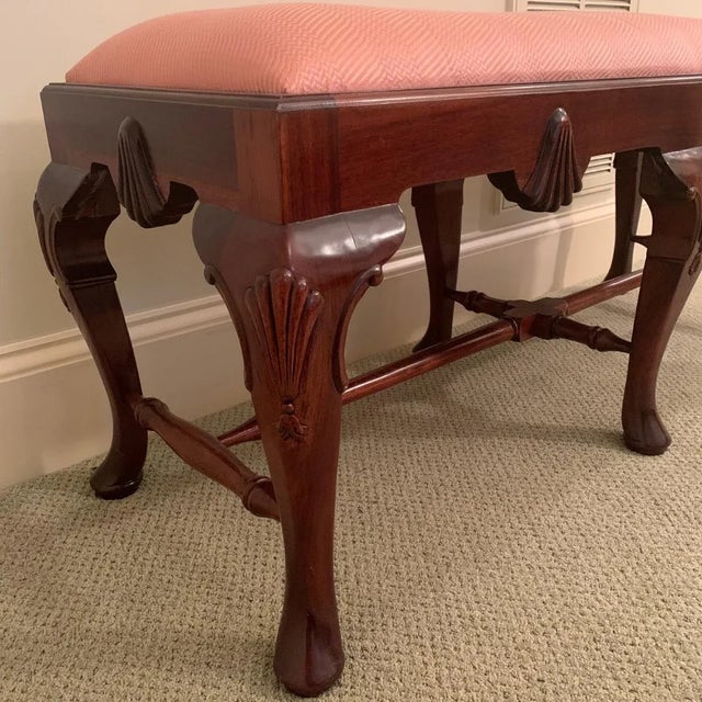 1980s Georgian Furnishing Co. Carved Mahogany Queen-Anne 6-Leg Bench With Coral Fabric For Sale - Image 4 of 10