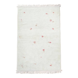 Handmade-To-Order Natural White Moroccan Wool Rug With Beige and Rose Pebble Pattern - 6x9 Ft For Sale