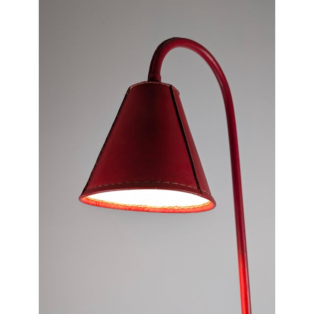 Jacques Adnet Mid-Century Modern Floor Lamp in Red Leather attributed to Jacques Adnet, France, 1960s For Sale - Image 4 of 16