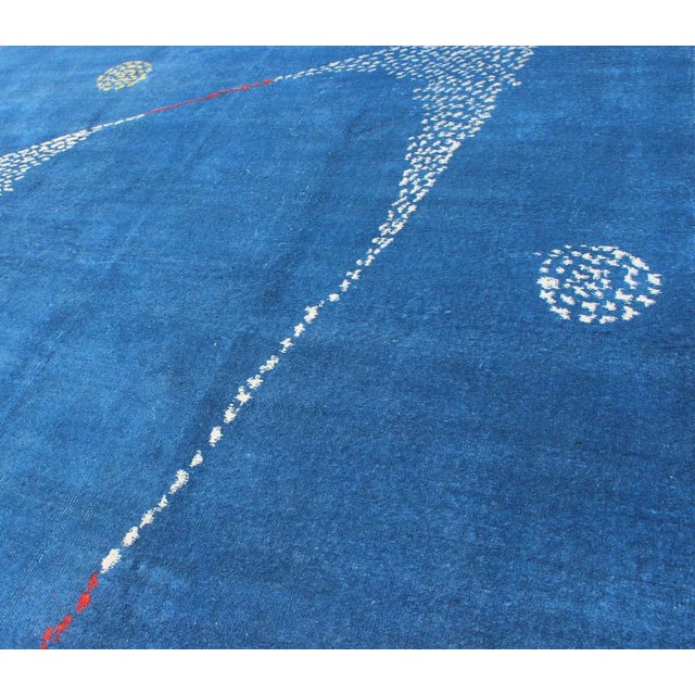 Mid-Century Modern Rug With Modern Design in Medium Blue, Sapphire Blue Color For Sale In Atlanta - Image 6 of 13