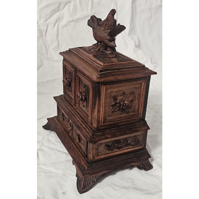 Victorian 1880s Black Forest Carved Walnut Jewelry Box With Birds, Floral Relief, & Key For Sale - Image 3 of 15