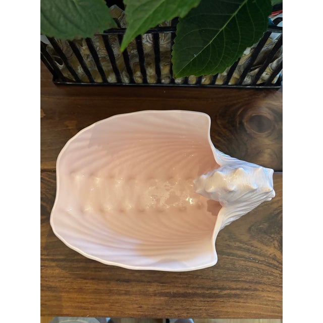 Vintage Mid-Century Wedgwood "Alpine Pink" Nautilus Shell Footed Centerpiece Vase For Sale In Richmond - Image 6 of 9