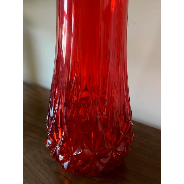 1970s Vintage L E Smith Ruby Red and Ambarina Ribbed Swung Glass Vase For Sale - Image 5 of 8