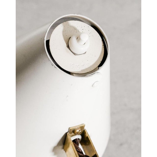 1940s Finnish Mid-Century 9222 Desk or Table Lamp in White Lacquered Metal and Brass by Paavo Tynell, 1940s For Sale - Image 5 of 7
