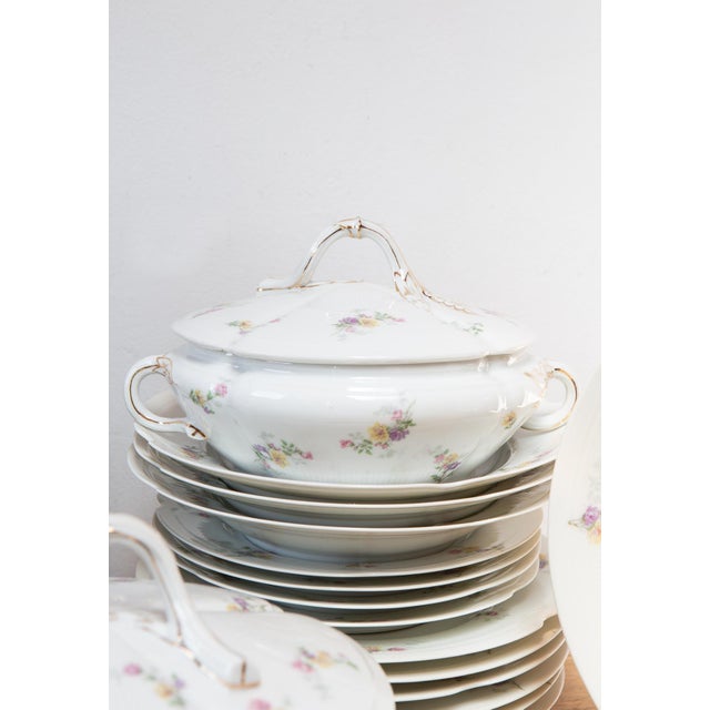 The set consists of the following 39 pieces: 20 dinner plates (24.7 cm diameter) 3 soup plates (24.5 cm diameter) 4...