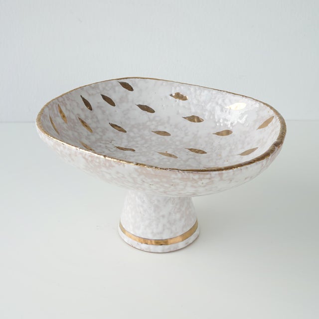 Vintage 1960s Aldo Londi Bitossi "Feather Plume" pedestal bowl. Made in Italy and has a semi-translucent speckled glaze...