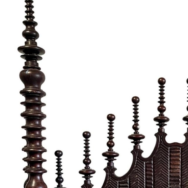Furniture - Bobbin lace bed; in fine wood - 17th century. Portuguese from the 17th century; in fine wood with carvings....