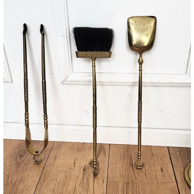 1980s Vintage Italian Three-Pieces Brass Fireplace Fire Tool Set with Stand, 1980s For Sale - Image 5 of 7