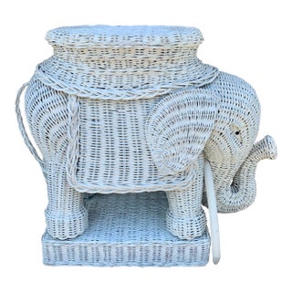 A Palm Beach Icon | White Wicker Elephant Drinks Table, 1970s For Sale