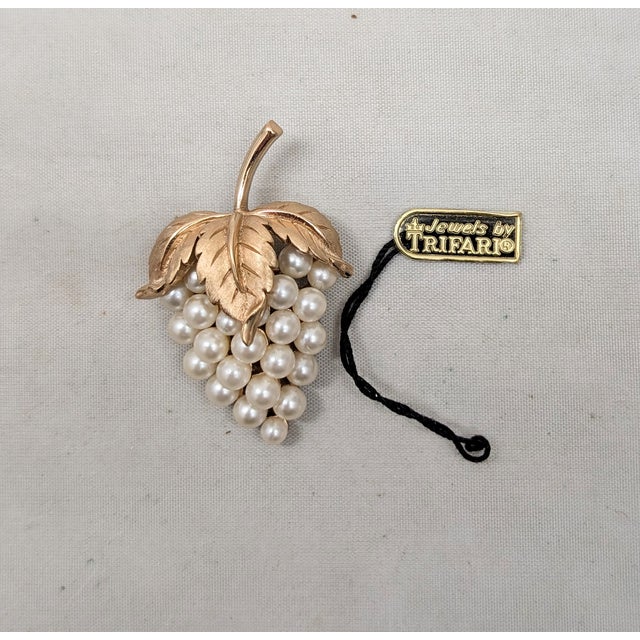 Trifari Vintage 1960s Signed Crown Trifari Goldtone Faux-Pearl Grape Cluster Brooch For Sale - Image 4 of 9