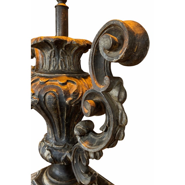Mid 20th Century Vintage 47” Monumental Ralph Lauren Style Urn Table Lamp – Carved Compo & Wood Base For Sale - Image 5 of 13
