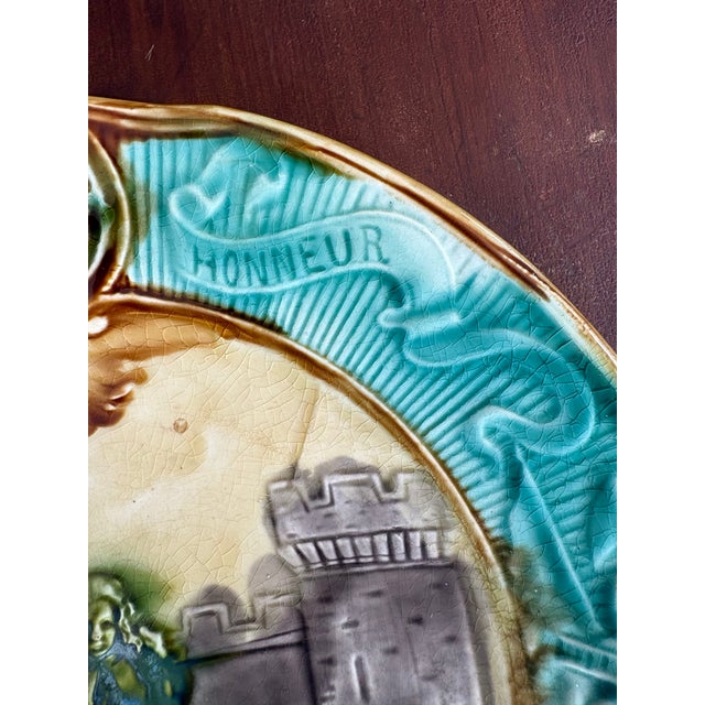 Antique French Majolica Plate, Joan of Arc, Gloire Honneur Liberté Patrie, Late 19th Century For Sale In Atlanta - Image 6 of 7