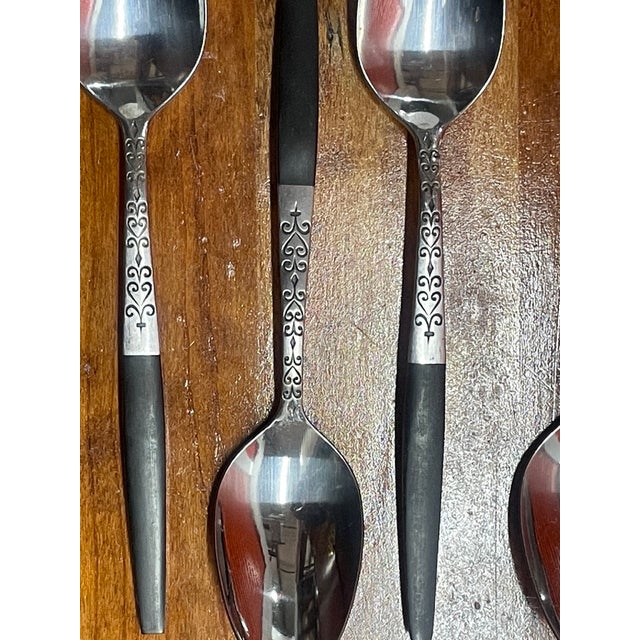 1960s Vintage Interpur Inr2 Canoe Muffin Black Handle Spoon Set (10 Teaspoons, 8 Tablespoons) - 18 pcs For Sale - Image 5 of 7