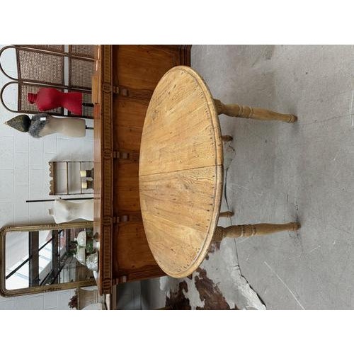 This solid oak table from the 1980s is in excellent condition. It comes with two extension leaves, each measuring 39.5 cm....