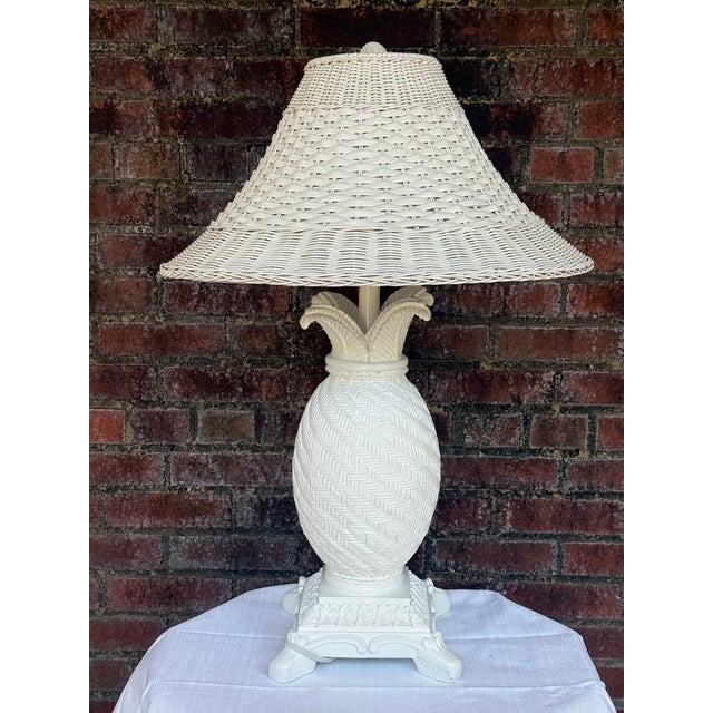 Chinoiserie Vintage Palm Beach Regency White Faux Wicker Pineapple Table Lamp -Styled After Dorothy Draper /Mario Buatta For Sale - Image 3 of 12