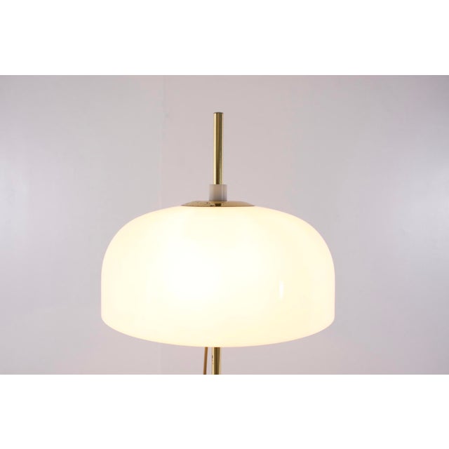 1970s floor lamp in gilded brass and acrylic, with an adjustable diffuser. H 160 cm x Diffuser diameter 37 cm. Base...
