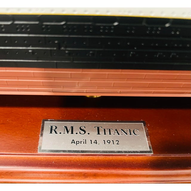 Late 20th Century r.m.s. Titanic Danbury Mint Collector’s Model Ship in Display Case – Museum Quality Detail For Sale - Image 10 of 12