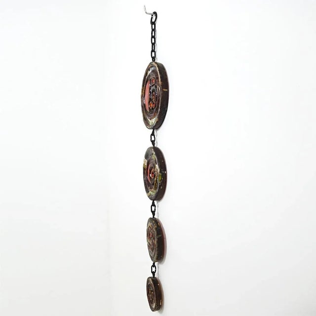 These four ceramic plaquettes that increase in size are chained together by robust chains. Together they form a sturdy and...