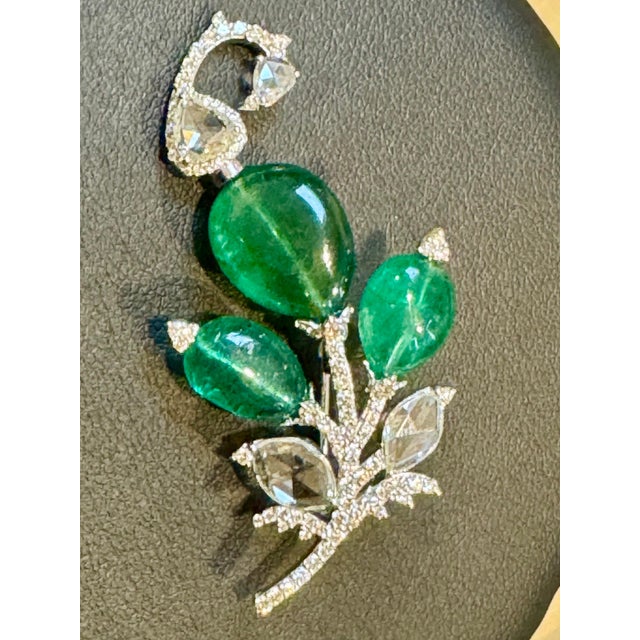 2010s 8.5 Ct Natural Oval Emerald Bead & 4 Ct Rose cut Diamond Brooch /Pin 18 Kt Gold For Sale - Image 5 of 18