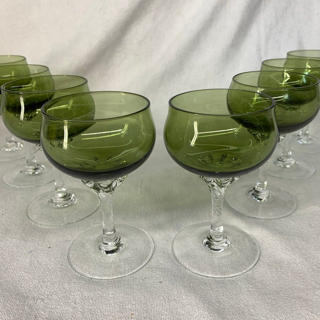 These are vintage Sasaki Coronation Green (Hawthorne/Avocado) crystal wine and champagne glasses featuring distinctive...