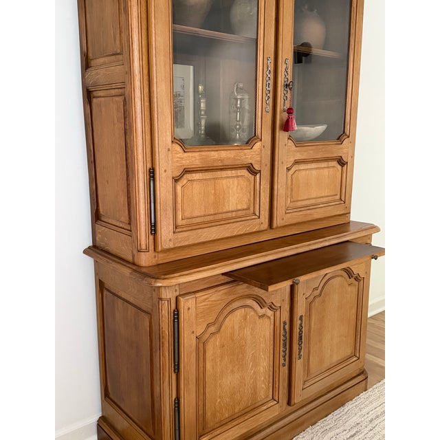 Early 20th Century French Oak Double Corps A beautiful early 20th-century French double corps crafted in solid oak with a...