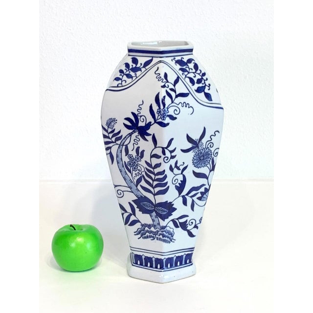 Vintage Chinese Porcelain Hexagonal Blue & White Flower & Vine Vase