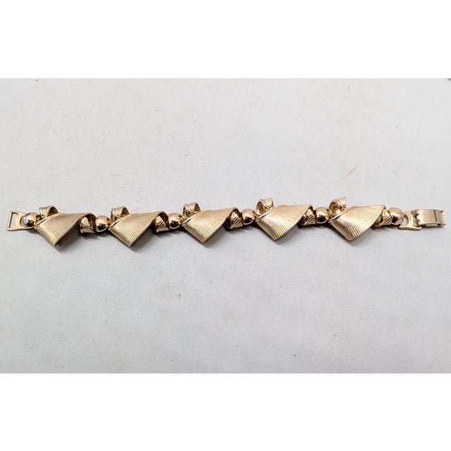 Napier Vintage 1950s Signed Napier Goldtone Ribbon Link Bracelet For Sale - Image 4 of 8