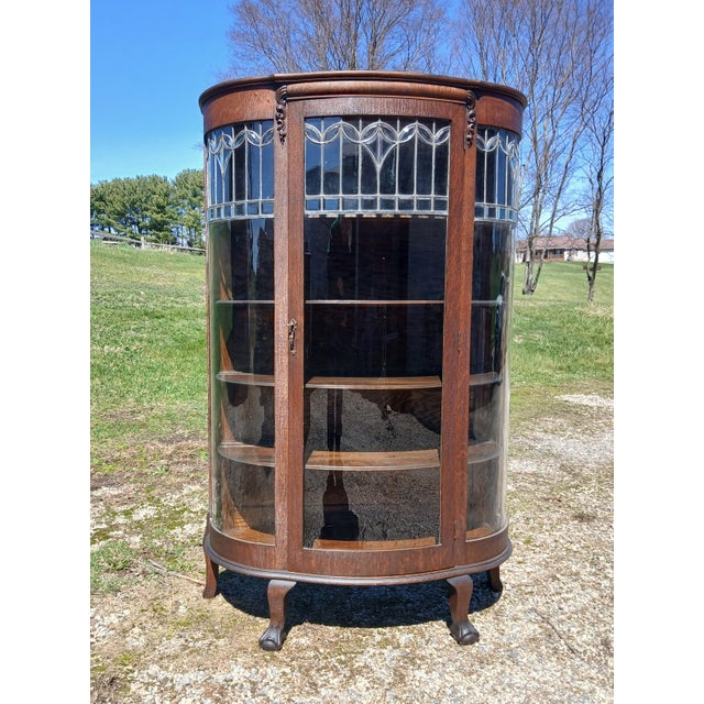 Brown Antique Quartersawn Oak Leaded Curved Glass China Cabinet With Claw Feet 1920s For Sale - Image 8 of 18
