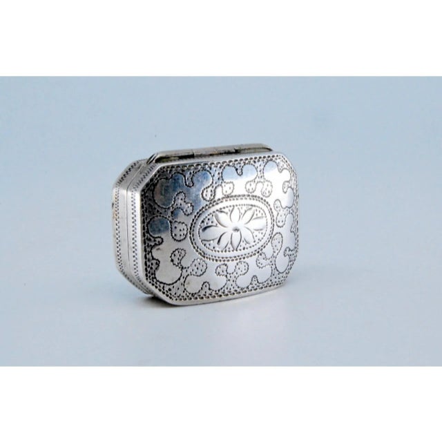 George III Silver and Gold Vinaigrette Box with Geometric Lid Engraving For Sale - Image 3 of 10