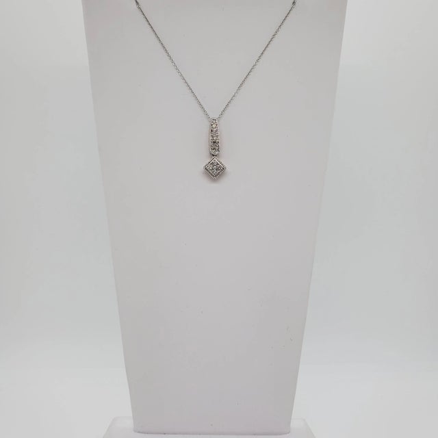 White Diamond Pendant Necklace in 18k Gold For Sale - Image 4 of 9