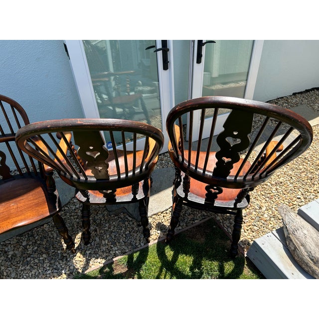 Late 18th Century English Windsor Chairs Original Early Oak Complete Set of 8–6 Side Chairs, 2 Broad Armchairs With Heart Splat Backs For Sale In Los Angeles - Image 6 of 12