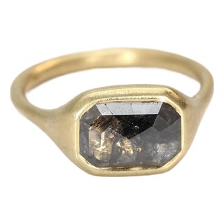 14k Yellow Gold Salt & Pepper Diamond Bezel-Set Matte Texture Ring - Size 6.75 For Sale