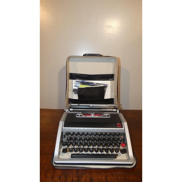 The letter dl, where dl stands for de luxe, was designed above all for a female clientele, a lover of elegance. designed...