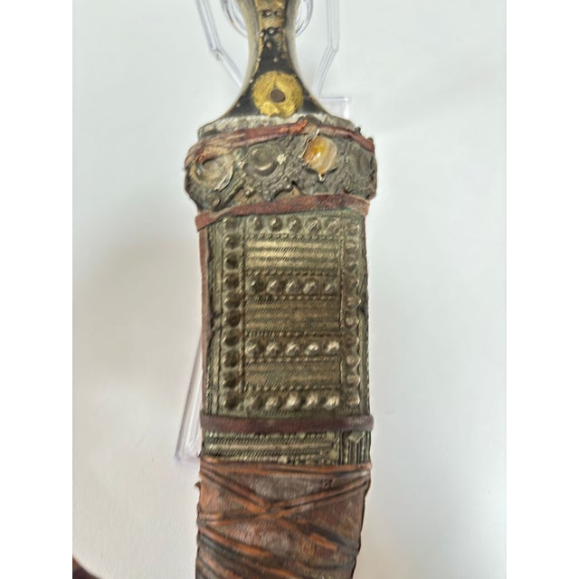 Antique Yemeni Jambiya Dagger With Silver-Mounted Scabbard, Early 20th Century For Sale In Palm Springs - Image 6 of 17