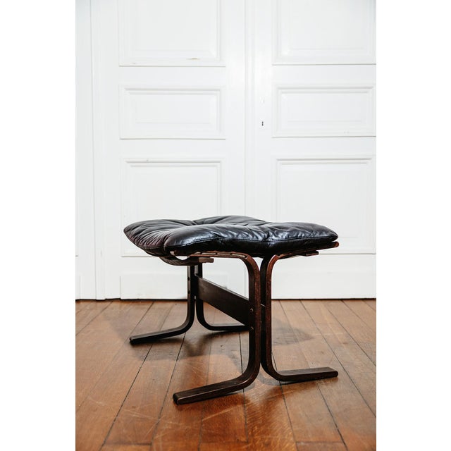Ingmar Relling Set of Siesta Lounge Chair and Ottoman in Black Leather by Ingmar Relling for Westnofa, Norway, 1960s For Sale - Image 4 of 12