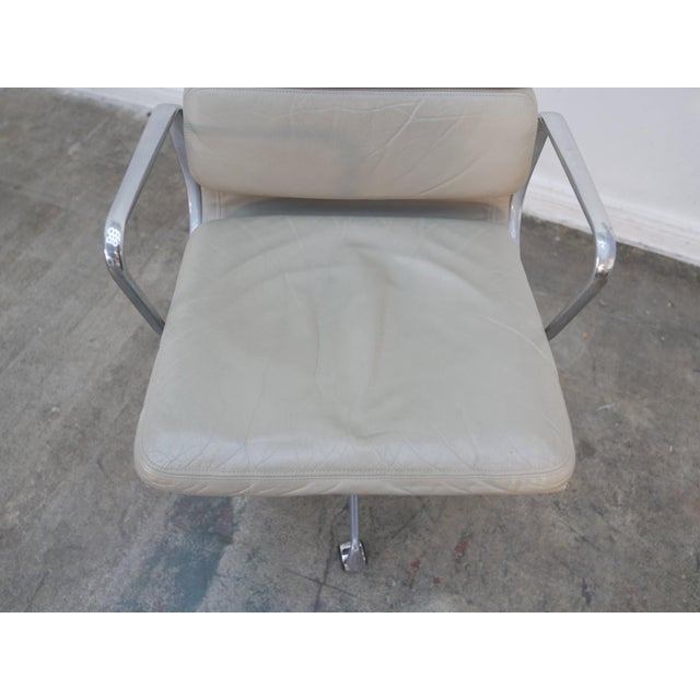1960s Attributed to Herman Miller Soft Pad Management Chair in Cream Leather For Sale - Image 15 of 18