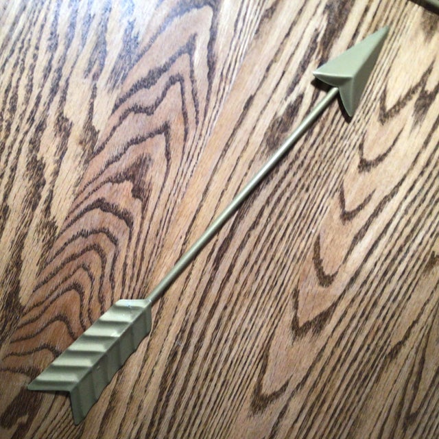 Set of 4 Metal Powder Coated Wall Hanging Arrows For Sale - Image 4 of 13