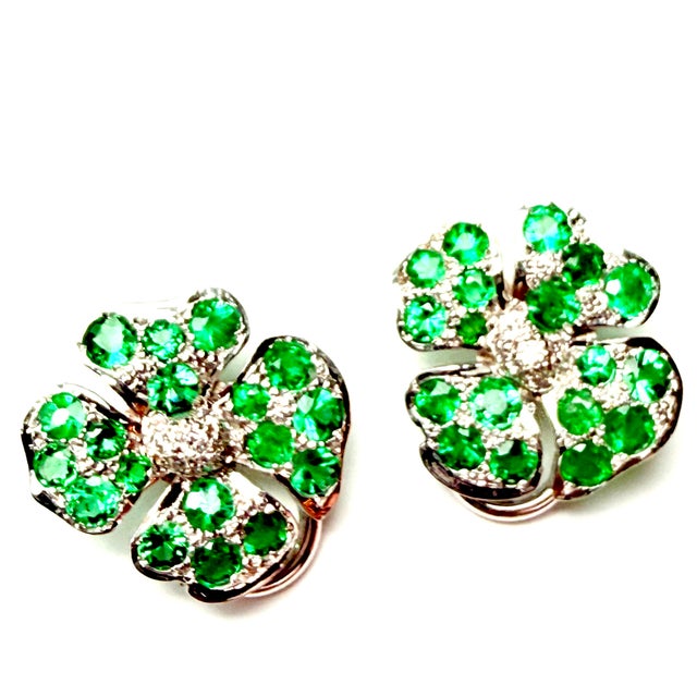 Contemporary Emerald and Diamond 3.30 Carat 18 Karat Gold Floral 0.85 Inch Clip on Earrings - 2 Pieces For Sale - Image 3 of 13